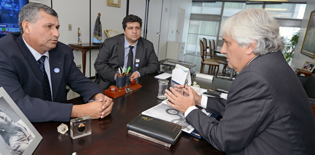 Delcídio com o vice prefeito Horacinho e o vereador de Caracol. (Foto: Divulgação)