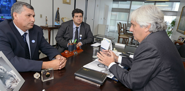 Delcídio discute investimentos com lideranças de 5 municípios Delcídio com o vice prefeito Horacinho e o vereador de Caracol. (Foto: Divulgação)