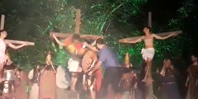 Homem agride ator com capacete e tentar 'salvar' Jesus em encenação da Paixão de Cristo; assista A agressão foi registrada por espectadores da encenação (Foto:Assessoria)