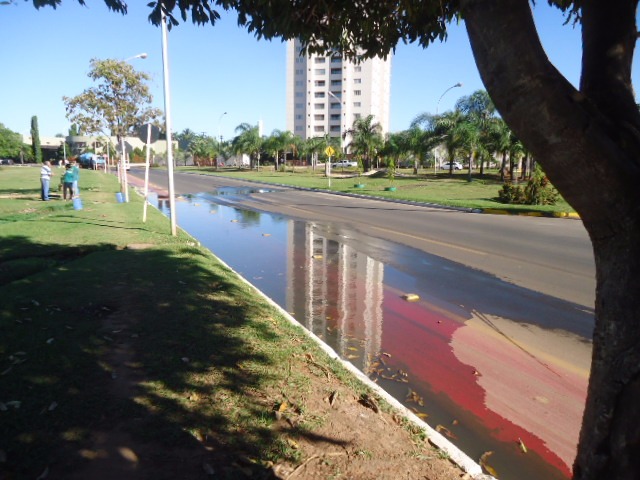 Vazamento de esgoto ocorrido recentemente nas proximidades da Lagoa Maior (Foto/Assessoria)
 