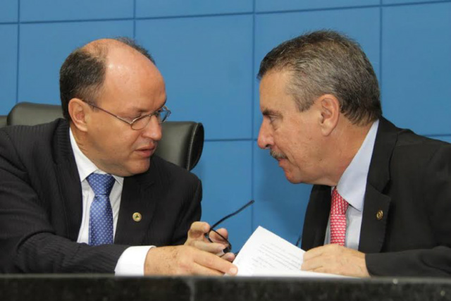 Projeto de lei deve aproximar deputados da comunidade escolar Os autores do projeto, deputados Júnior Mochi e Paulo Correa (Foto: Portal ALMS)