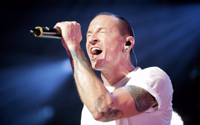 Chester Bennington, vocalista do Linkin Park, é encontrado morto, diz site Chester Bennington canta em show do Linkin Park em Los Angeles, em 2014 (Foto: Divulgação)