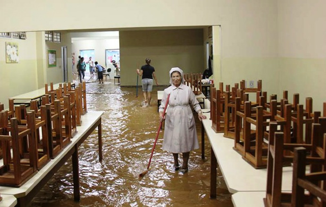 O Centro Sócio Educativo Nossa Senhora das Graças foi um dos prédios atingidos pela inundação das águas da chuva (Foto: Jovem Sul News)