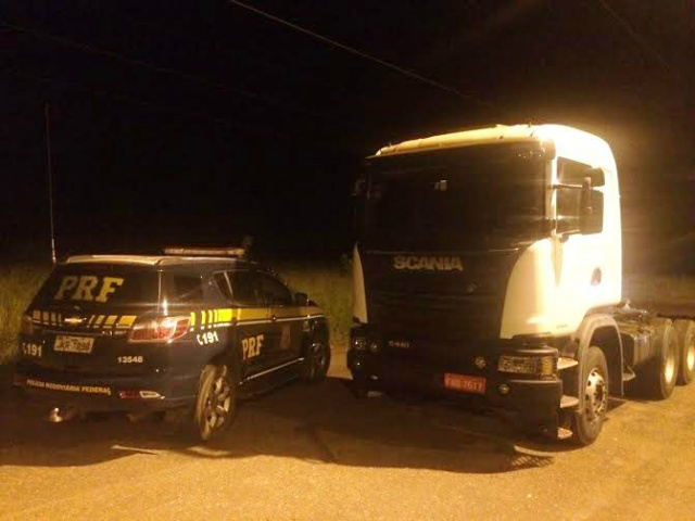 O caminhão foi encontrado pela PRF abandonado no km 59 da BR-262, na terça passada (Foto: Divulgação/PRF)