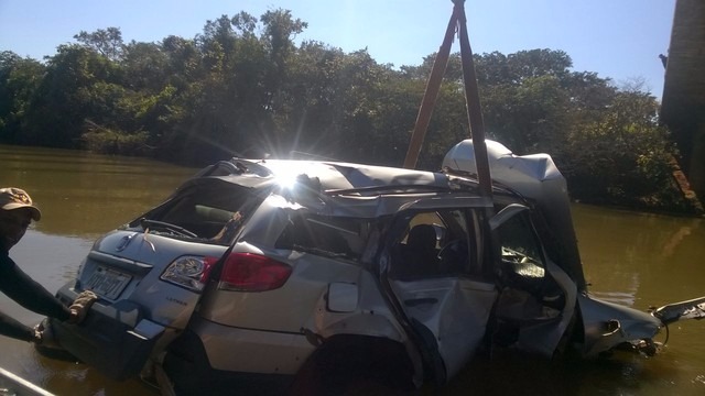 Mãe filha morrem após o carro que estavam cair em rio Carro, mãe filha foram retirados do rio pela manhã de hoje (Foto: Corpo de Bombeiros / Divulgação)