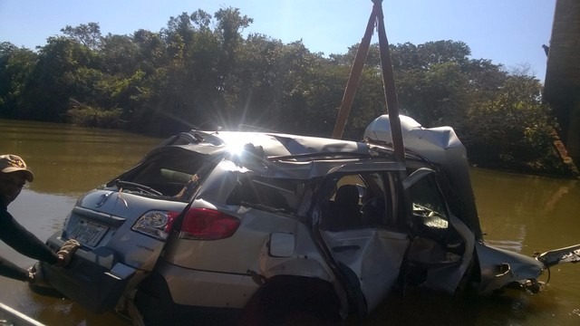 Carro, mãe filha foram retirados do rio pela manhã de hoje (Foto: Corpo de Bombeiros / Divulgação)