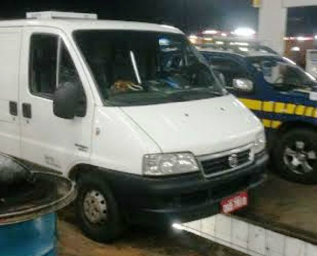Van Ducato furtada em Minas Gerais é recuperada pela PRF em Água Clara A van foi apreendida e na checagem os agentes da PRF descobriram que os sinais identificadores estavam adulterados (Foto: Divulgação/PRF)