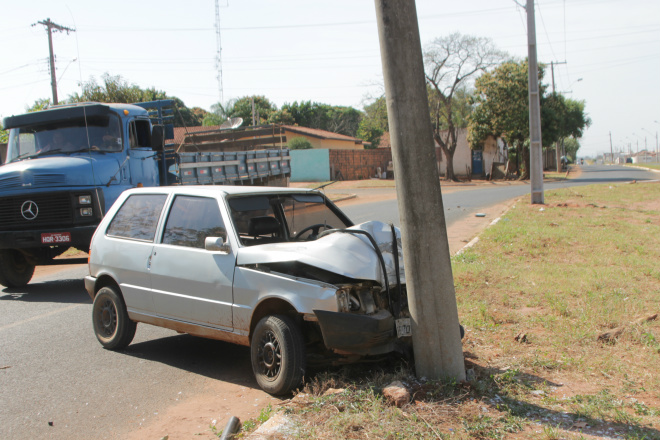 Batida foi tão forte que arrancou o poste do local, tendo que ser substituído pela Elektro (Fotos: Ricardo Ojeda)