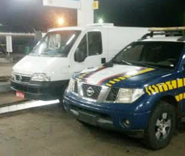 Van Ducato furtada em Minas Gerais é recuperada pela PRF em Água Clara Após a primeira checagem na van, o veículo foi encaminhado para a Delegacia de Polícia de Água Clara (Foto: Divulgação/PRF)