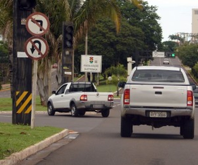 Nas ruas da cidade é comum flagrar motoristas infringindo as leis de trânsito - Foto: Valdenir Rezende/ Correio do Estado