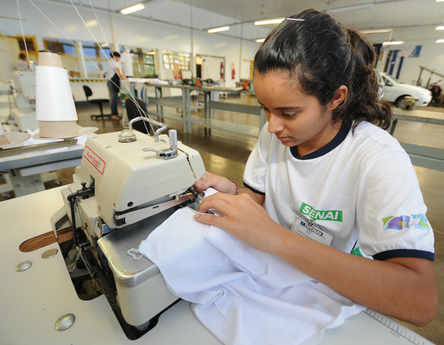 Senai abre prazo para indústria reservar 700 vagas em 8 cursos gratuitos de aprendizagem Curso de costura industrial. (Foto: Divulgação)
