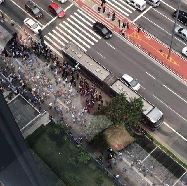 Tremor de magnitude 6,8 com epicentro na Bolívia é sentido em várias regiões do Brasil Prédios esvaziados na Avenida Paulista (Foto: Thiago Carvalho/ Arquivo pessoal