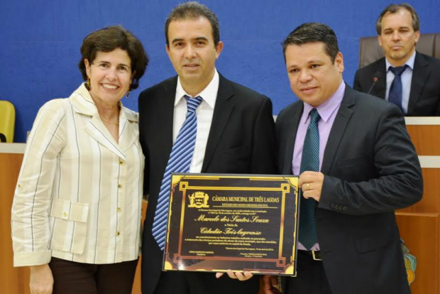 Marcia Moura participa da entrega de título de cidadão três-lagoense ao médico Marcelo Souza A prefeita Marcia, o médico homenageado Marcelo Souza e o vereador proponente da honraria, Welton Irmão (Foto: Divulgação/Assessoria)