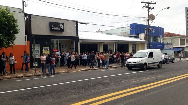 Prédio da Prefeitura de Marília foi evacuado após tremor (Foto: Romeu Neto/TV TEM )