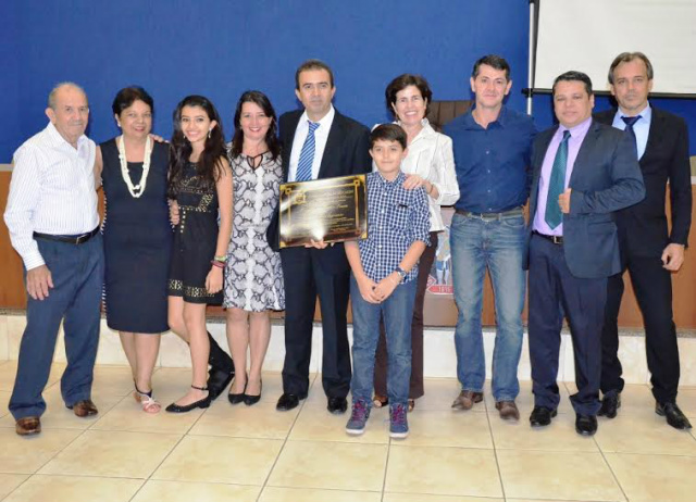 Marcia Moura participa da entrega de título de cidadão três-lagoense ao médico Marcelo Souza Além de Marcia e Welton, o evento contou com a presença do tenente coronel Monari, do vereador Beto Araújo, do empresário Réverton Rímoli e amigos e familiares do homenageado (Foto: Divulgação/Assessoria)