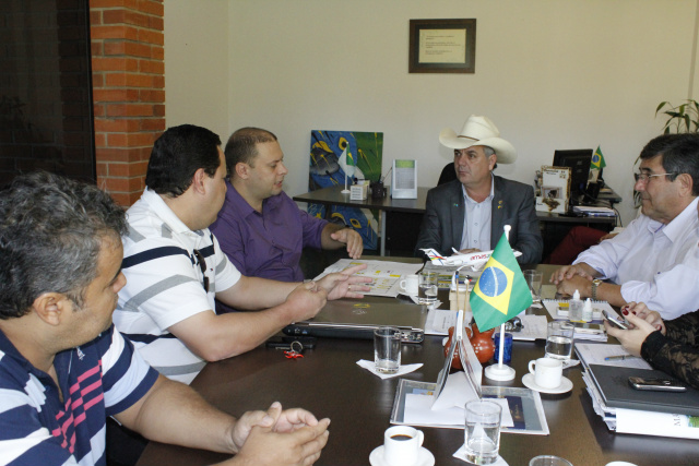 o deputado estadual Angelo Guerreiro e representantes de eventos. (Foto: Divulgação)