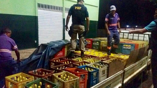 PRF apreende em Três Lagoas mais de 3000 litros de cerveja sem nota fiscal e 300 maços de cigarro contrabandeados Na carga do caminhão e localizou embaixo de vasilhames vazios de bebidas diversas (Foto:Assessoria)