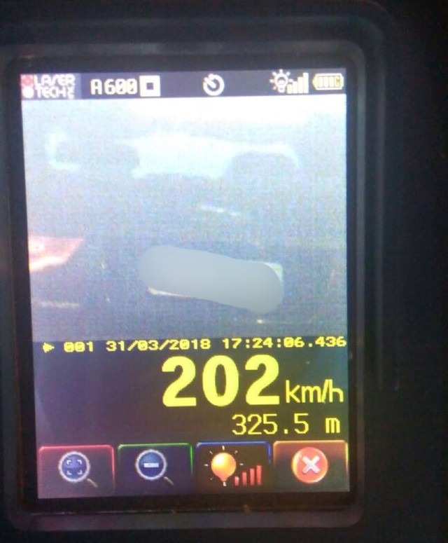 Carro é flagrado a 202 km/h em rodovia de MS durante operação Semana Santa Carro é flagrado a 202 km/h em rodovia de MS durante operação Semana Santa; uma pessoa morre (Foto: PRF/Divulgação)