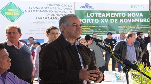 Em Bataguassu, governo e parceiros realizam o sonho da casa própria para 97 famílias O governador Reinaldo Azambuja fez a entrega das chaves aos 47 contemplados (Foto/Portal do MS)