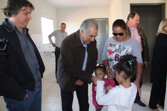 Em Bataguassu, governo e parceiros realizam o sonho da casa própria para 97 famílias Governador Reinaldo Azambuja destacou a melhoria na qualidade de vida dos novos mutuários, que deixam de pagar aluguel e passam a investir naquilo que é deles (Fotos: Chico Ribeiro)