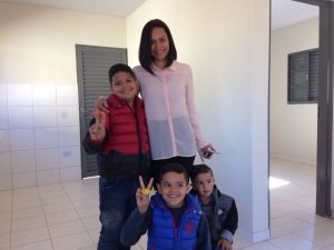 Em Bataguassu, governo e parceiros realizam o sonho da casa própria para 97 famílias Ao lado dos filhos, Lee Suelen comemorou sua primeira casa própria e o fim do aluguel.(Fotos: Chico Ribeiro)
