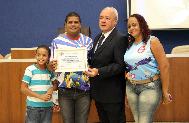 Representantes da escola de samba Acadêmicos Unidos de Três Lagoas, vencedora do Carnaval deste ano. (Foto: Divulgação)