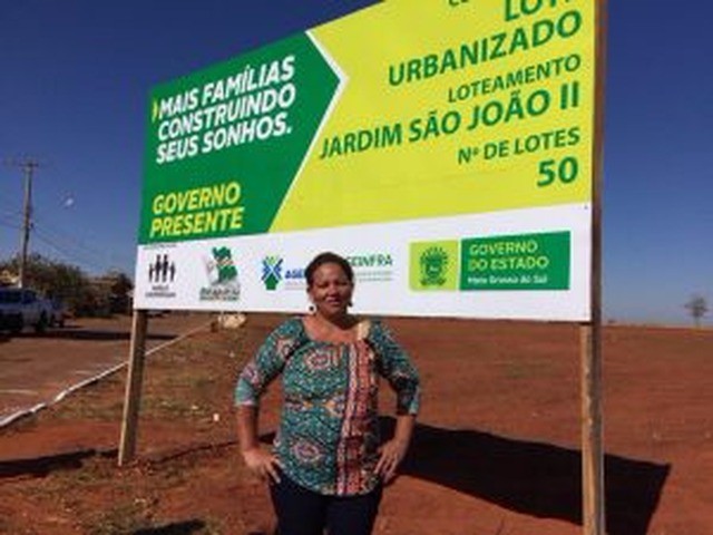 Em Bataguassu, governo e parceiros realizam o sonho da casa própria para 97 famílias Mara Rubia foi uma das 50 beneficiadas pelo Lote Urbanizado. (Fotos: Chico Ribeiro)