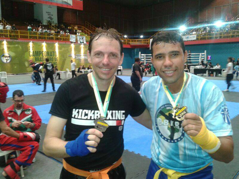 O três-lagoense André Amaral ao lado do medalhista de outro no Campeonato Brasileiro, que começou do dia 30/04 (Foto: Assessoria)