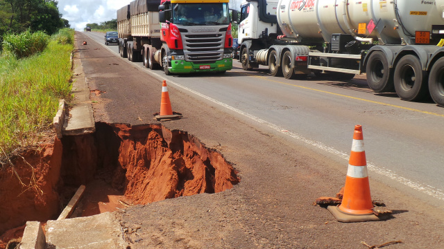 Em alguns pontos da rodovia, como mostra a imagem  no trecho entre Ribas do Rio Pardo à Campo Grande a voçoroca ameaça avançar na pista e a falta de sinalização poem em risco os usuários da via, principalmente para quem trafega a noite (Foto: Ricardo Ojeda)