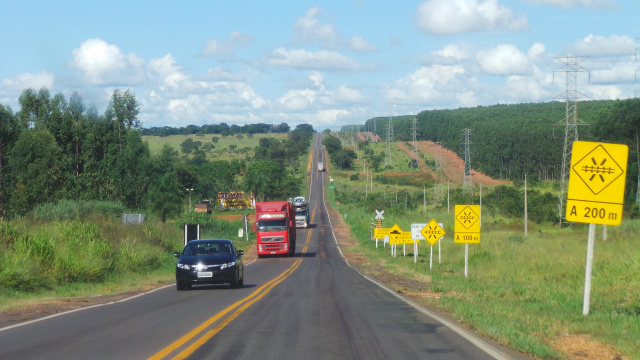 BR-262 está ponteada de trechos perigosos, entre Três Lagoas e Capital Após Água Clara, no trecho que segue para Três Lagoas, a passagem de nível precisa de reparos urgentes. Buracos enormes entre os trilhos e a pavimentação ocasiona avarias na suspensão dos veículos (Foto: Ricardo Ojeda)