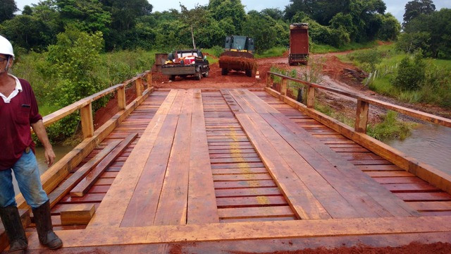 Durante a obra, a população que utiliza a ponte contou com um desvio (Foto:Assessoria)