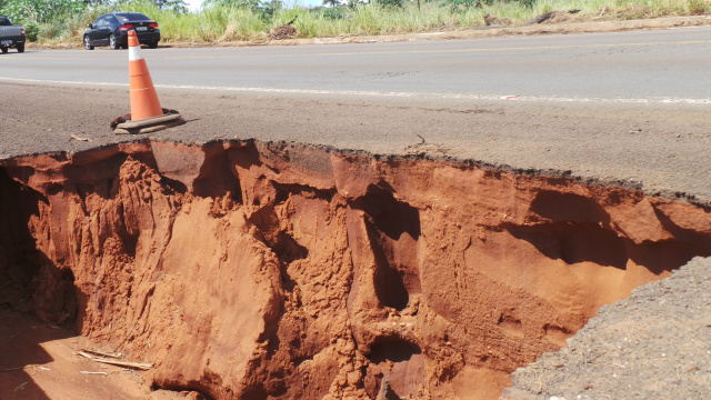 BR-262 está ponteada de trechos perigosos, entre Três Lagoas e Capital A sequencia de imagens mostra a situação que se encontra alguns trechos da BR 262 (Fotos: Ricardo Ojeda)