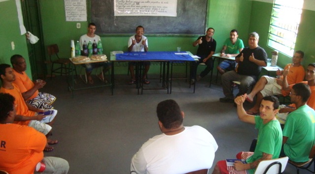 Na unidade de regime fechado de Paranaíba, os trabalhos são coordenados pela agente penitenciária Grasiela Batista Brit, que atua como assistente social no presídio. (Foto: Divulgação)
