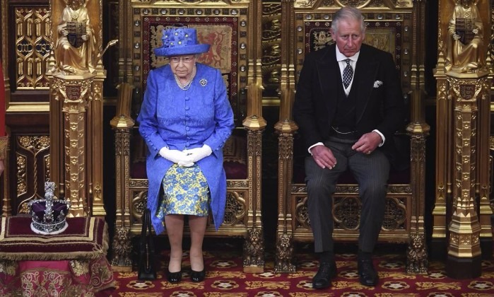 Rainha Elizabeth II e o príncipe Charles na leitura do discurso da monarca que marca o início do ano legislativo - Carl Court / AP