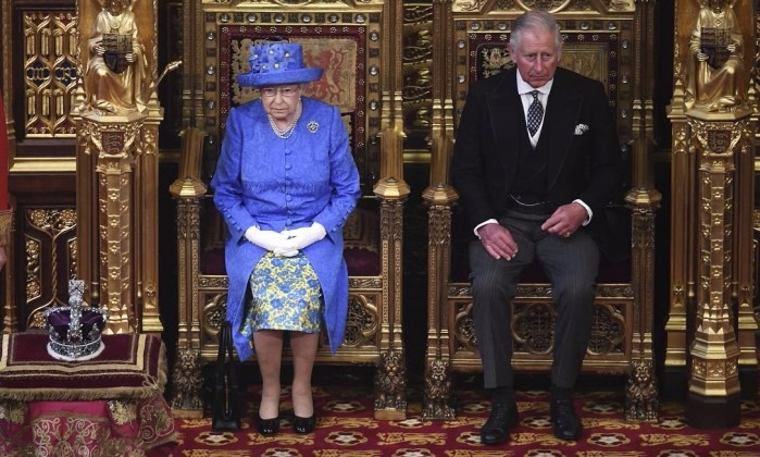 Entenda por que a família real britânica não usa sobrenome Rainha Elizabeth II e o príncipe Charles na leitura do discurso da monarca que marca o início do ano legislativo - Carl Court / AP