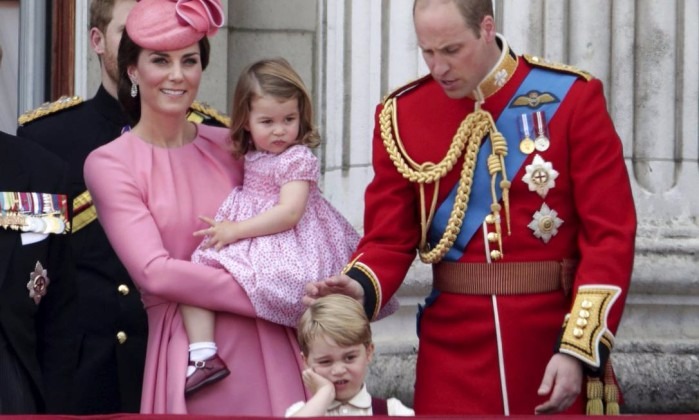 Entenda por que a família real britânica não usa sobrenome Os príncipes George e Charlotte roubam os flashes na comemoração oficial do aniversário da rainha Elizabeth II - Yui Mok / AP