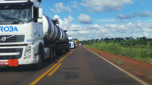 BR-262 está ponteada de trechos perigosos, entre Três Lagoas e Capital Trânsito intenso e pesado compromete a malha viária que não dispõe de balança para aferir a carga (Foto: Ricardo Ojeda)