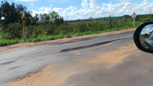 BR-262 está ponteada de trechos perigosos, entre Três Lagoas e Capital Devido a ausência de balança o excesso de peso e de carga compromete a malha viária causando sulcos e imperfeições na pista (Foto: Ricardo Ojeda)