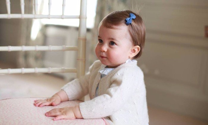 Entenda por que a família real britânica não usa sobrenome Charlotte é a segunda filha e única menina da família, com seu irmão, príncipe George, como herdeiro de seu pai - THE DUCHESS OF CAMBRIDGE / AFP