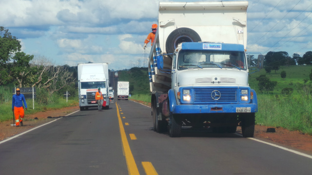 Reparos emergenciais, como, tapa buracos, roçadas nos pontos críticos e instalação de guard rail estão sendo executados pelo Dnit , como mostra as imagens (Fotos: Ricardo Ojeda e Guta Rufino)