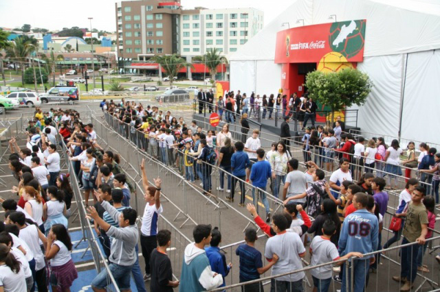 Multidão visita o Shopping Campo Grande para ver a Taça do Mundo Estudantes fizeram enorme fila para entrar no espaço onde a Taça do Mundo estava exposta no shopping (Foto: CG News)