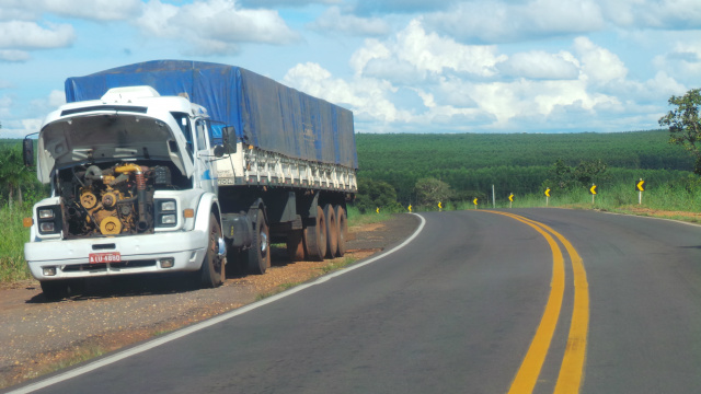 Carreta avariada estacionada em um ponto crítico da curva, veículo acidentando abandonado no acostamento e o desnível da passagem de nível são outros fatores que compromete a segurança de quem trafega na BR 262 (Fotos: Ricardo Ojeda) 