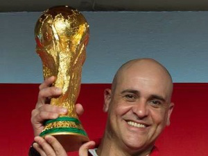 Multidão visita o Shopping Campo Grande para ver a Taça do Mundo O ex-goleiro Marcos, do Palmeiras, pentacampeão, exibe a Taça do Mundo (Foto: CG News)