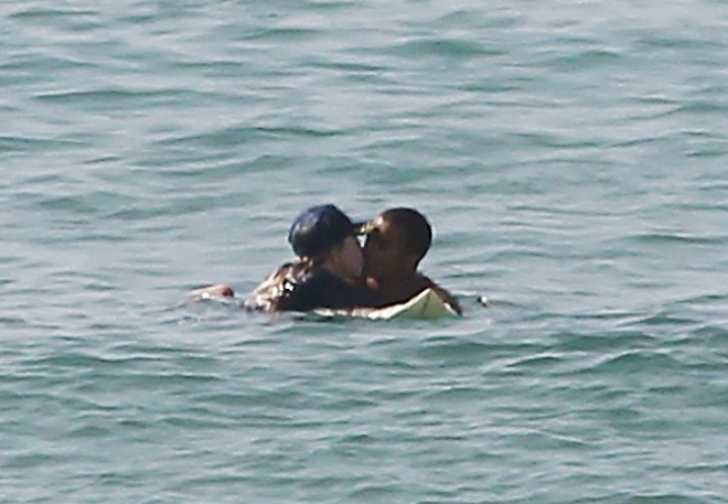 Madonna troca beijos com o novo namorado na praia Madonna foi clicada aos beijos com o novo namorado