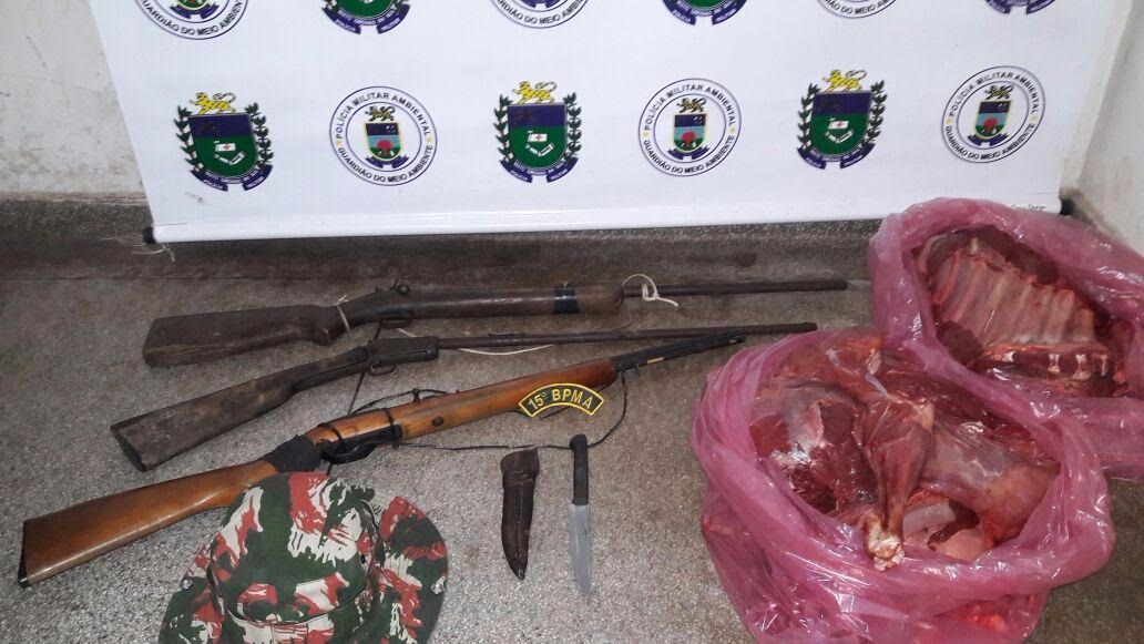PMA prende e autua em R$ 5 mil um caçador com três rifles e animais abatidos (Fotos: Divulgação - PMA).