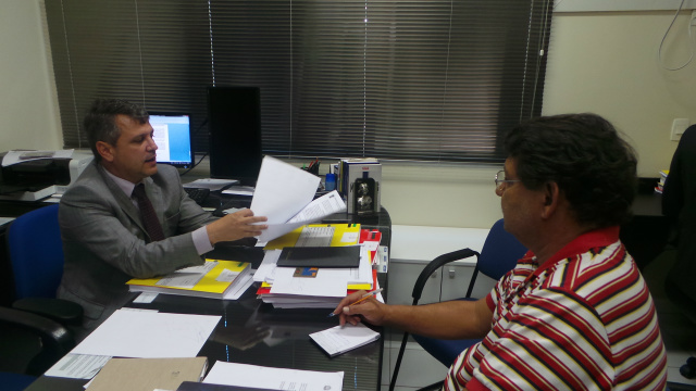 Promotor de Justiça do Patrimônio Público, Fernando Lanza recebeu a reportagem do Perfil News e mostrou o ofício enviado à Câmara e a prefeitura com sua recomendação (Foto: Ricardo Ojeda) 