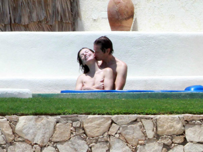 De topless, Milla Jovovich ganha 'cheiro' do marido