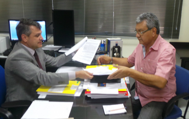 Além de mostrar ofícios, Lanza entregou cópias de documentos que embasou sua recomendação, à reportagem do Perfil News (Foto: Léo Lima)