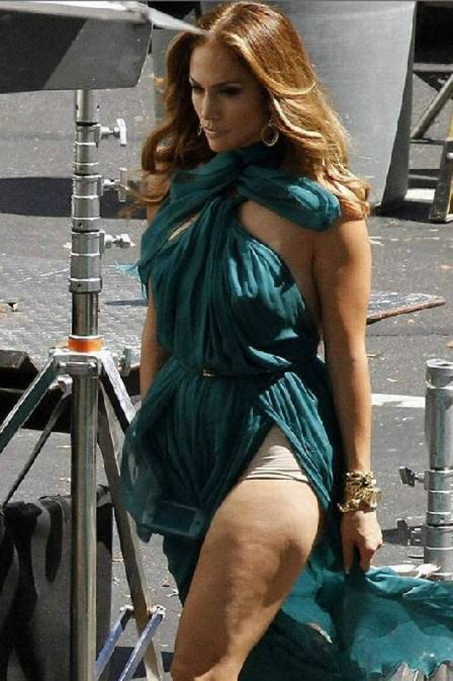 JENNIFER LOPEZ É CLICADA COM FLACIDEZ NAS PERNAS E CALCINHA GRANDE JENNIFER LOPEZ É CLICADA COM FLACIDEZ NAS PERNAS E CALCINHA GRANDE