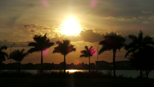 Nascer do sol, nesta manhã (17) na Lagoa Maior em Três Lagoas. (Foto: Ricardo Ojeda)